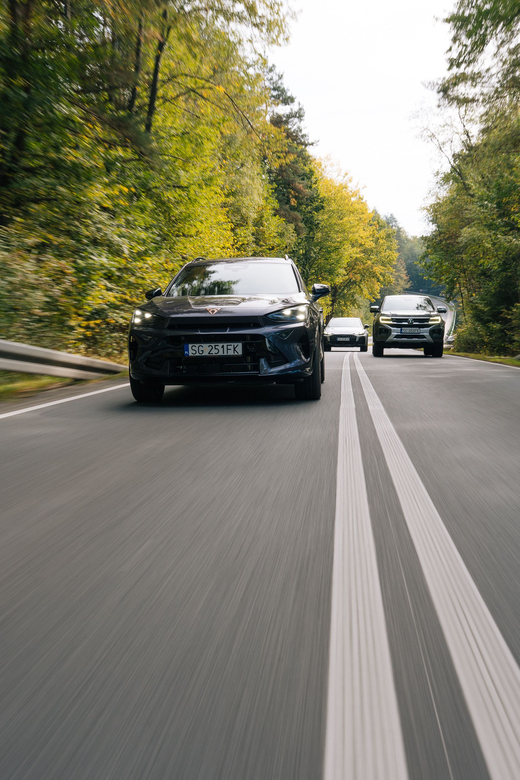 Kolumna aut na podwójnej linii: CUPRA na czele, za nią Amarok i kolejne samochody, ujęcie car-to-car