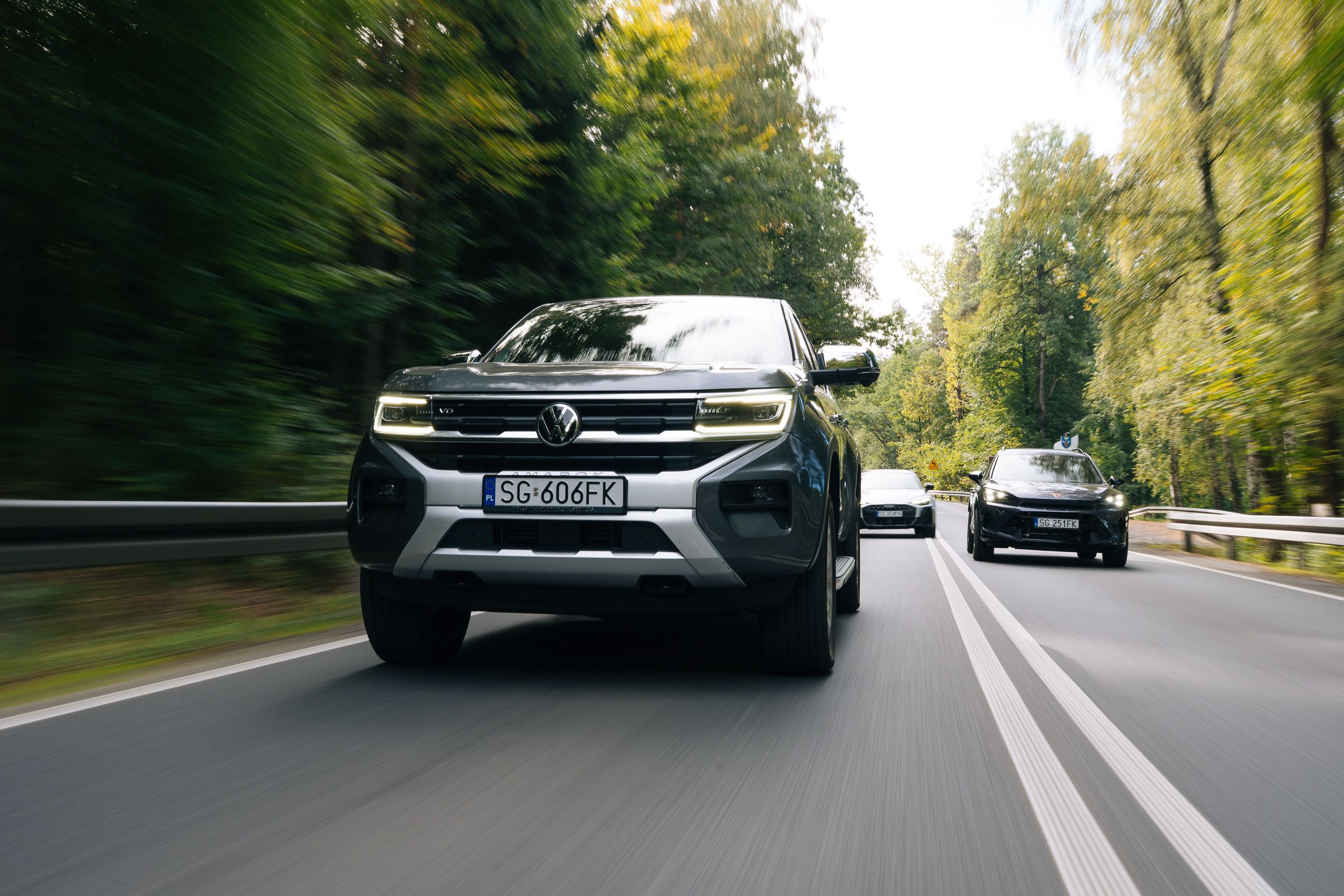 Amarok z samochodu jadącego przed nim, za nim ciągnie się kolumna aut