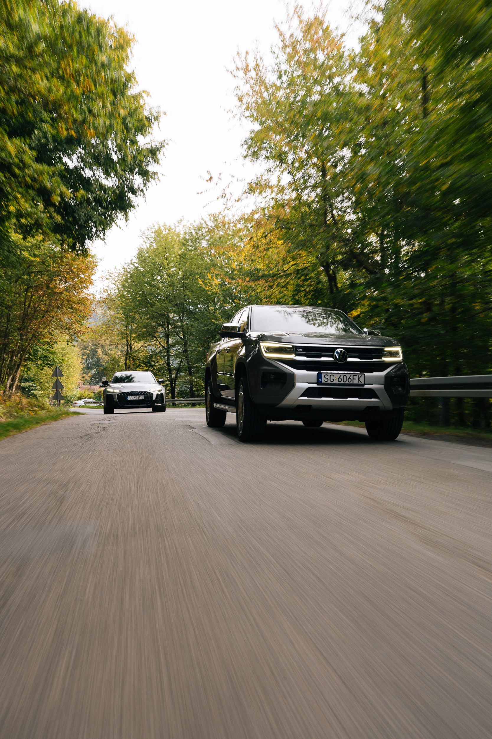 Volkswagen Amarok na leśnej drodze, za nim kolejne auto